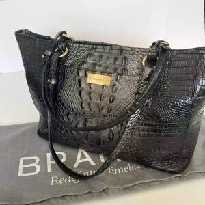 Inquiries 
BRAHMIN Medium ASHER with DUSTBAG